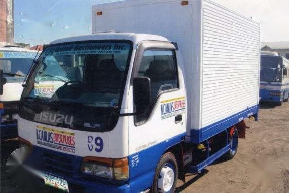 Closed Van Isuzu 4W