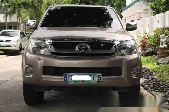 Toyota Hilux 2.5G M/T truck for sale 