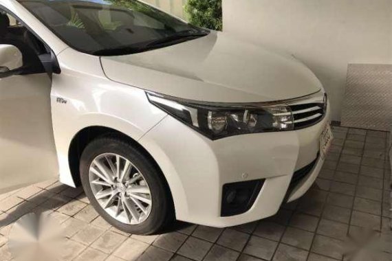 Selling my Pearl White Corolla Altis 1.6