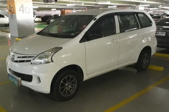 Toyota avanza 2012 Van white for sale 