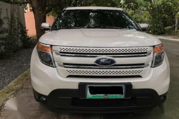 White Ford Explorer Limited 3.5L 4X4