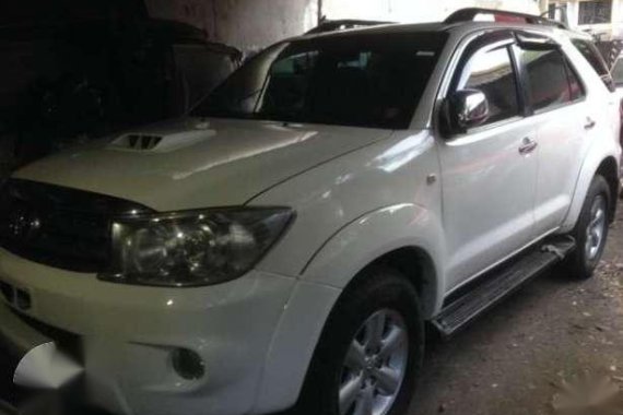 Toyota Fortuner 2010 V AT White For Sale