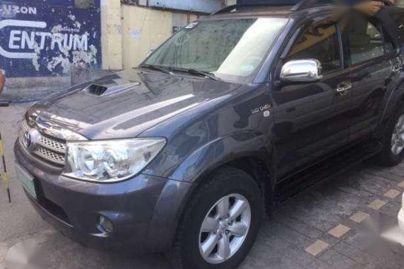 Toyota fortuner V 4x4 matic good as new for sale 