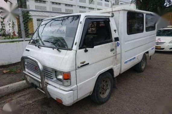 Mitsubishi L300 truck white for sale 