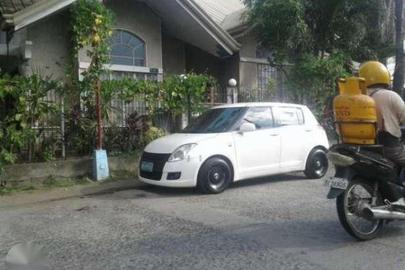 Suzuki Swift AT 2008 White HB For Sale