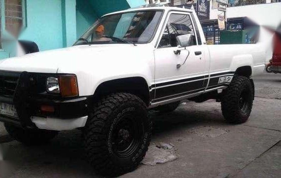 1985 Toyota Hilux 22R MT White For Sale 