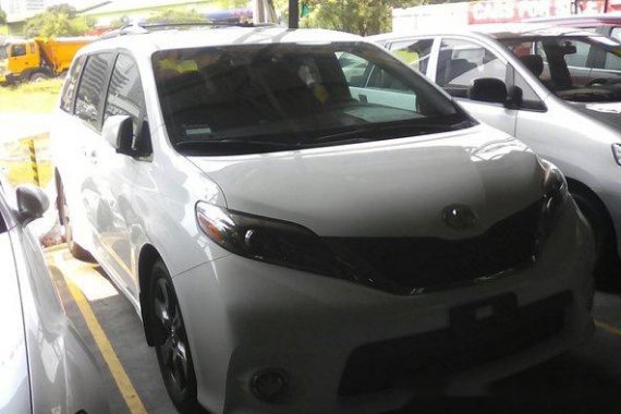 Toyota Sienna 2017 White for sale