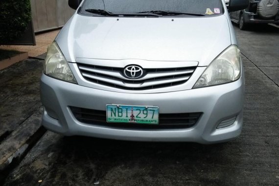 Toyota Innova 2009 silver for sale 