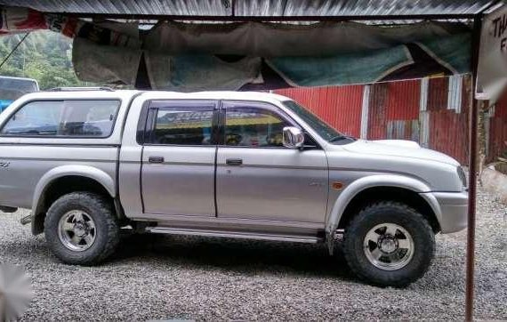 L200 Strada 4wd Turbo diesel Mitsubishi pick up 2002 camper shell