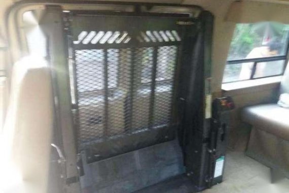 HANDICAP VAN FORD E150 with Wheelchair Lifter