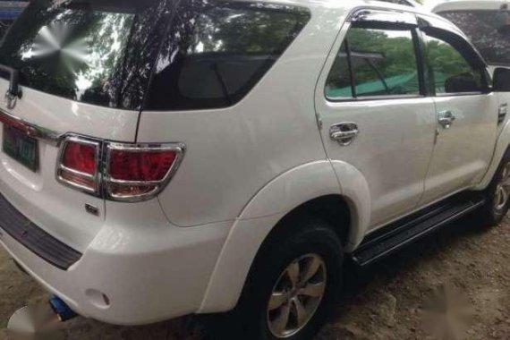 2010 Toyota Fortuner V 4x4  AT White For Sale 