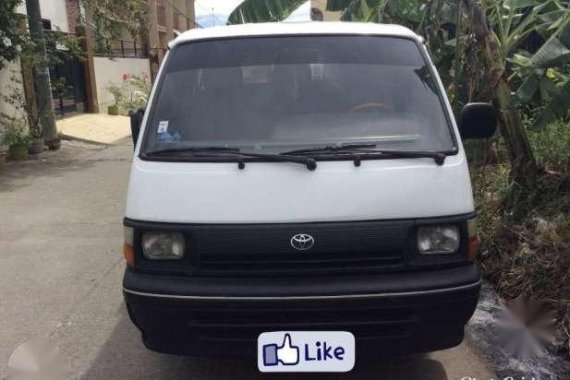 Toyota HiAce Commuter Van MT White For Sale 