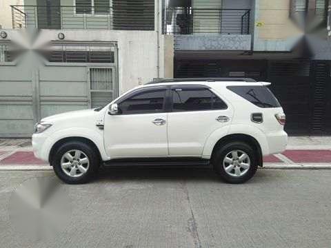2009 Toyota Fortuner G Diesel 4x2 AT White For Sale 