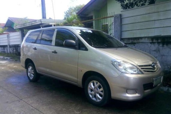 Toyota Innova E 2010 MT Beige SUV For Sale 