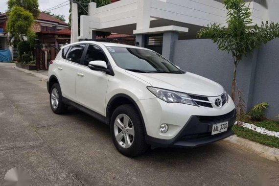 FOR SALE. Toyota Rav4 4x2 2014 A/T Pearl white.