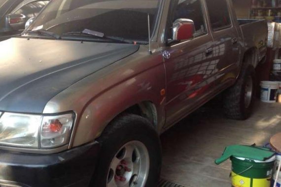 FOR SALE TOYOTA Hilux 03 sr5 Manual 4X2