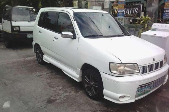 For sale white Nissan Cube 2000