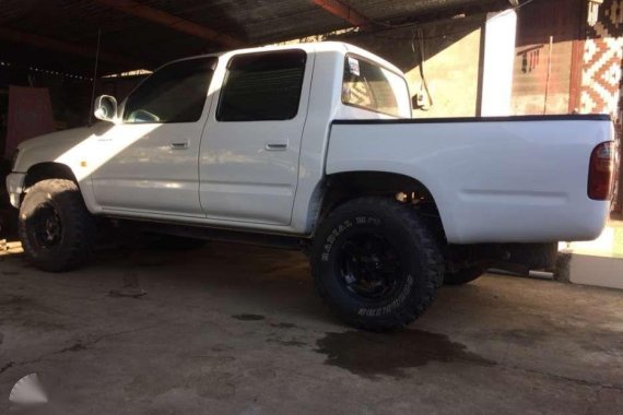 Fresh Toyota Hilux 2003 2.4 2.0 White For Sale 
