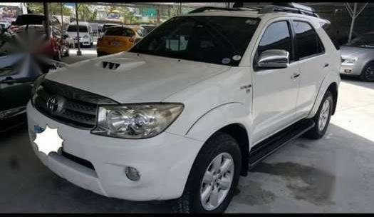 Fresh Toyota Fortuner V 2009 White For Sale 