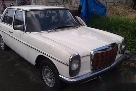 1975 MERCEDES BENZ 200 SEDAN WHITE BLACK LEATHER INTERIOR