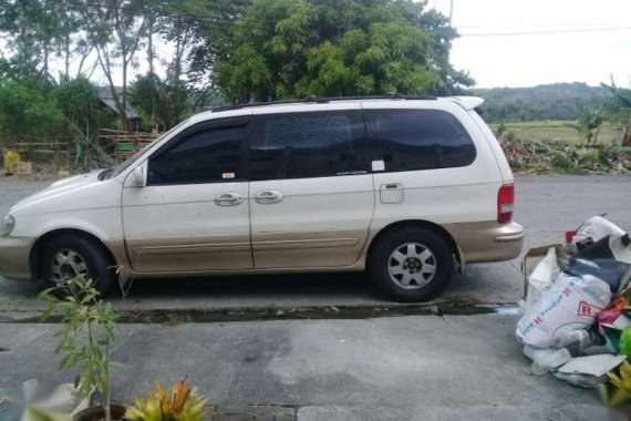 Kia Sedona 2002 white and gold FOR SALE