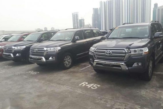 2018 TOYOTA Land Cruiser 200 with unit available