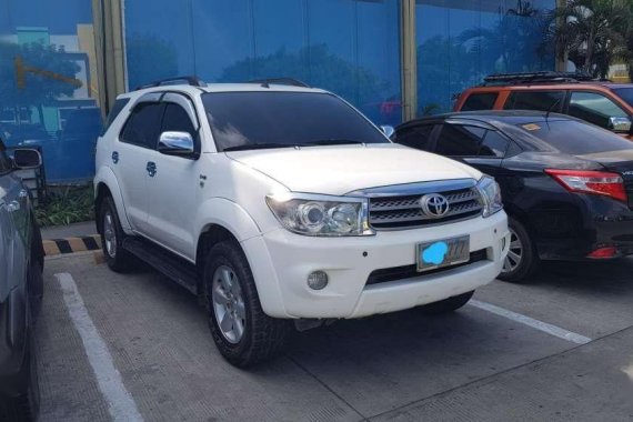 Toyota Fortuner 2010 G AT White For Sale 
