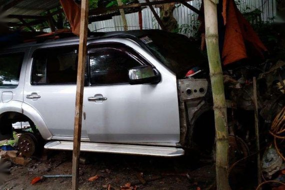 Ford Everest 2009 Model (damaged due to accident)