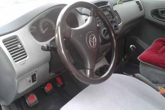 Toyota Innova E 05  for sale 