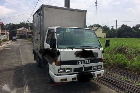 SELLING ISUZU Elf closed van 2011