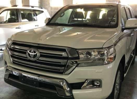 Brand new TOYOTA LAND CRUISER LC 200. White Pearl Full option