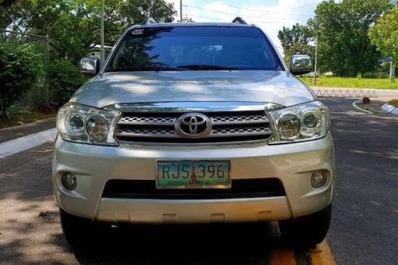 2010 TOYOTA Fortuner G 2.5 A/T Diesel Engine Top of the Line