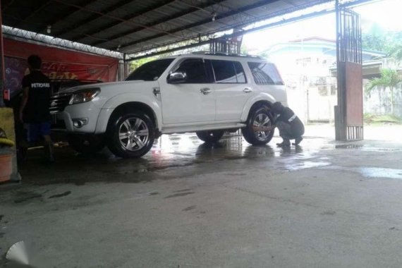 2010 White Ford Everest! MANUAL TRANSMISSION