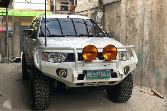 2012 MITSUBISHI MONTERO GTV 4x4 top of the line