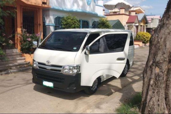 Toyota HIACE Commuter 2014 diesel Almost Brand new