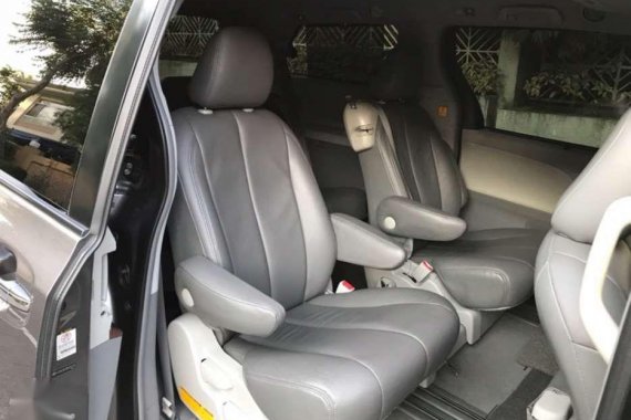 Toyota Sienna 2011 XLE AT Captain Seats Top Line