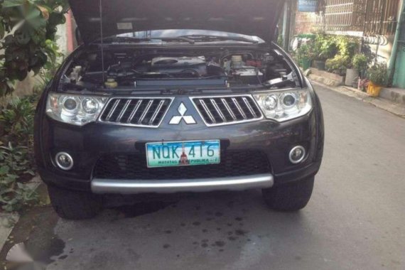 SELLING Mitsubishi Montero gls v 2011aquared model