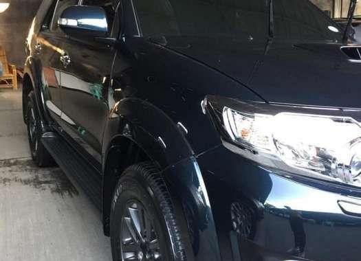 TOYOTA Fortuner V emerald green 2015 top of the line black edition