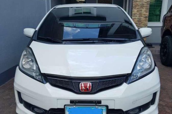 HONDA JAZZ 2012 1.5V Top of the line