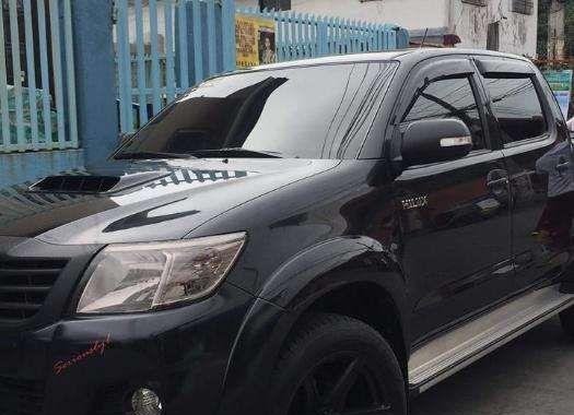 SELLING TOYOTA Hilux model 2013