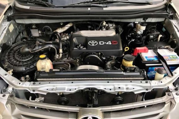 Selling Toyota Innova e 2012 automatic diesel
