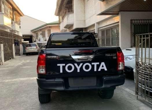 Selling Toyota hilux 4x2 G Automatic diesel Black 2016