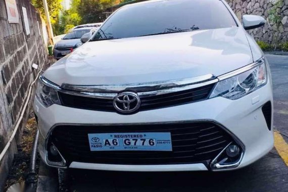 2018 Toyota Camry 2.5V 1st owner White pearl