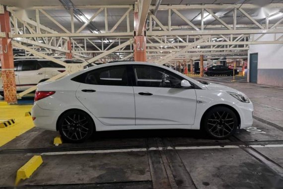 Selling 2nd Hand (Used) Hyundai Accent 2016 in Caloocan