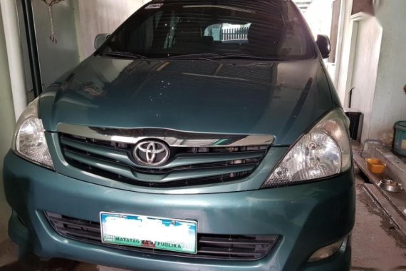Selling 2nd Hand 2010 Toyota Innova at 70000 km in Bacoor