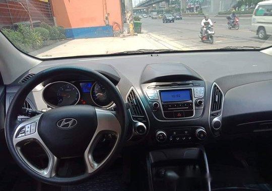 Selling White Hyundai Tucson 2012