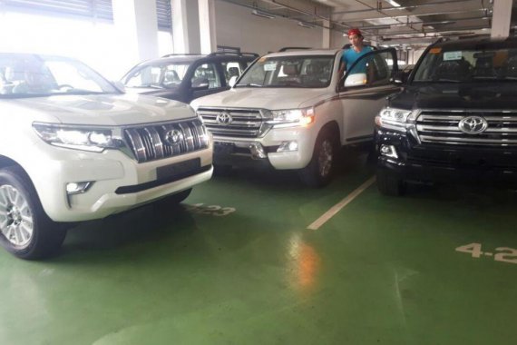 Selling New Toyota Land Cruiser 2019 in Makati