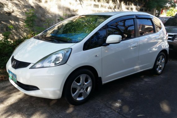 Selling White 2010 Honda Jazz Hatchback in Quezon City