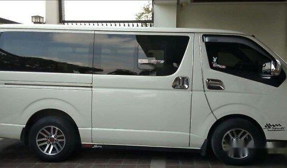 Selling White Toyota Hiace 2015 Manual Diesel in Muntinlupa