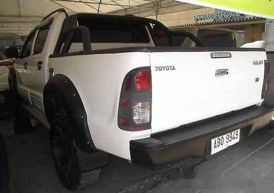 Selling White Toyota Hilux 2015 in Cebu